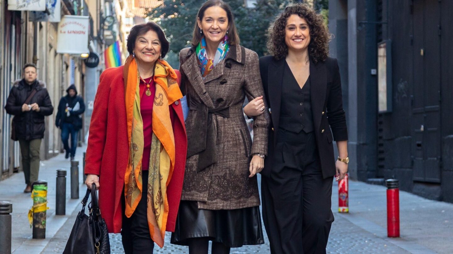 La ministra de Industria y candidata socialista por Madrid, Reyes Maroto (c), junto a su número dos, Soledad Murillo (i), y tres, Enma López (d), este 3 de marzo de 2023 en las calles del barrio de Chueca de la capital.