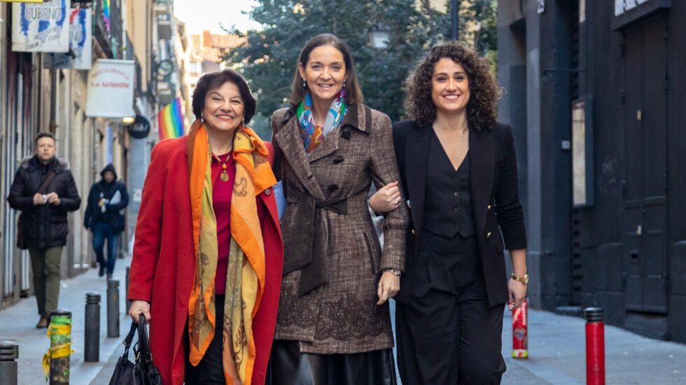 La ministra de Industria y candidata socialista por Madrid, Reyes Maroto (c), junto a su número dos, Soledad Murillo (i), y tres, Enma López (d), este 3 de marzo de 2023 en las calles del barrio de Chueca de la capital.