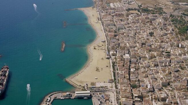 Rescatan sin vida a una 'kitesurfista' que se encontraba a la deriva en Almería Vista aérea de la playa de Garrucha