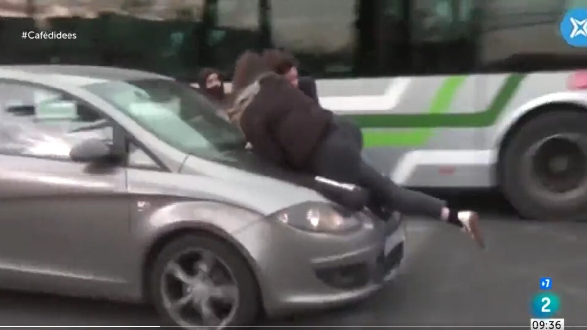 Una conductora embiste a tres activistas feministas en plena Diagonal de Barcelona