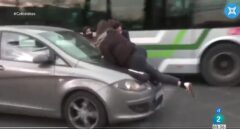 Una conductora embiste a tres activistas feministas en plena Diagonal de Barcelona