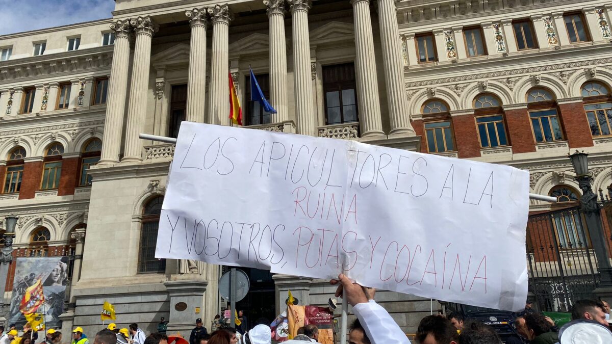 Apicultores se manifiestan frente a Agricultura