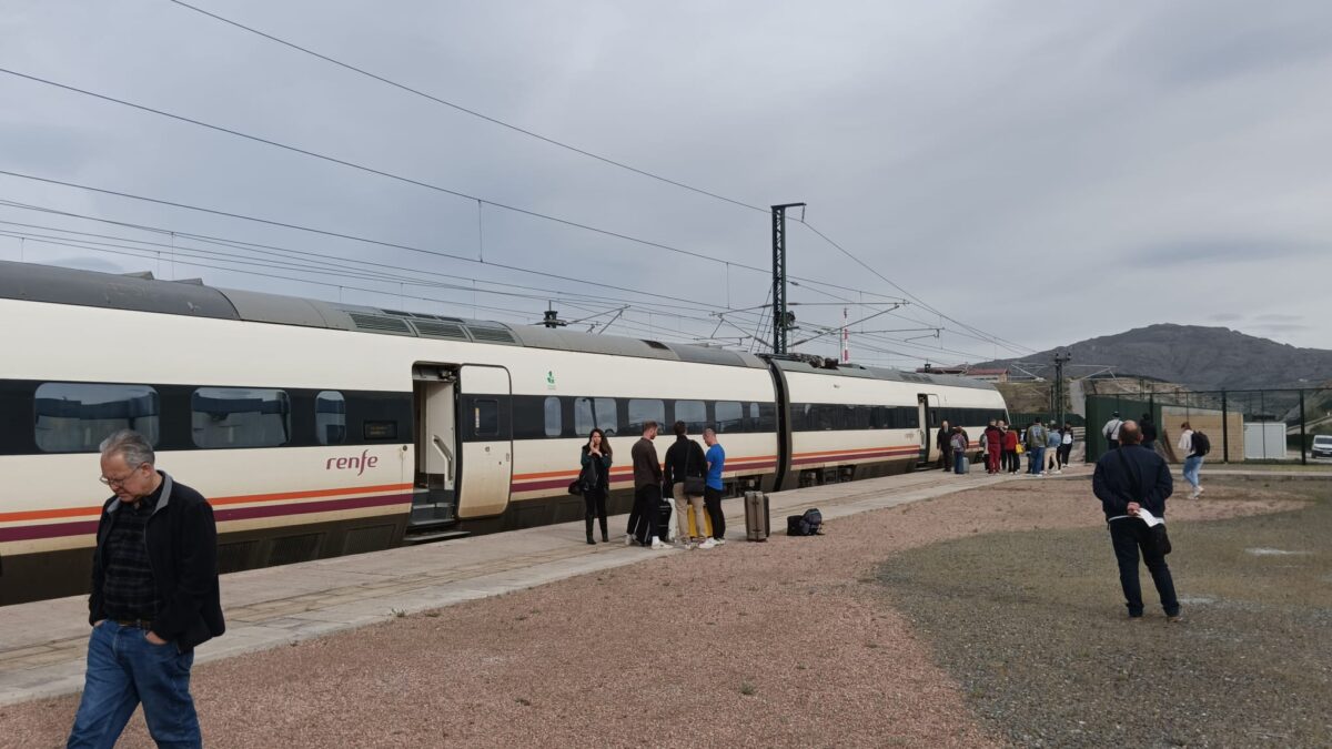 Tren parado en Soto del Real por la averías en las vías del AVE en plena operación salida de Semana Santa