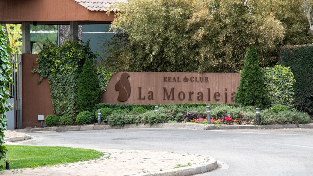 Imagen de la entrada del Club de Golf de la Moraleja (Enrique Falcón).