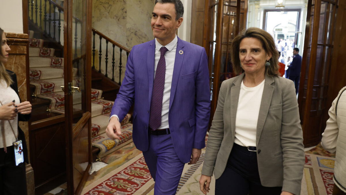 El presidente del Gobierno, Pedro Sánchez acompañado por la vicepresidenta tercera