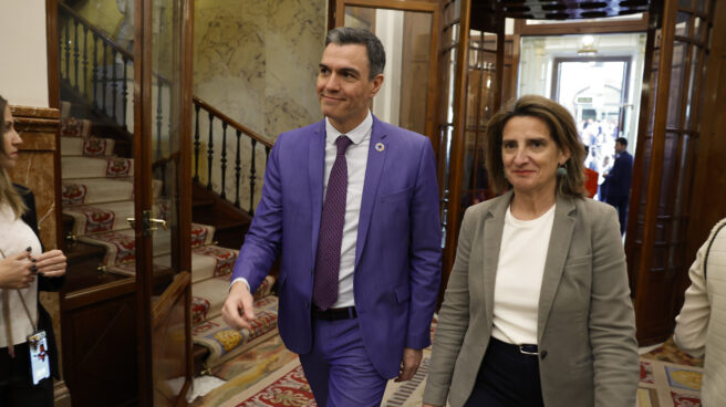 El presidente del Gobierno, Pedro Sánchez acompañado por la vicepresidenta tercera