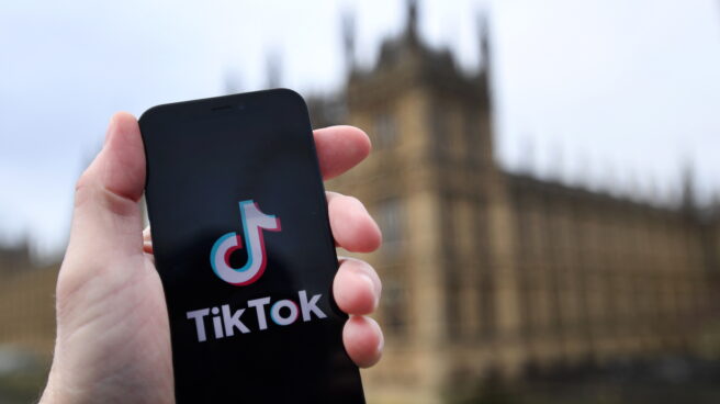 Italia investiga a TikTok por un reto autolesivo denominado "la cicatriz francesa" Logo TikTok