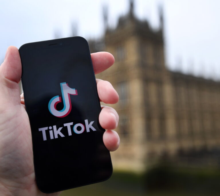 Italia investiga a TikTok por un reto autolesivo denominado "la cicatriz francesa"