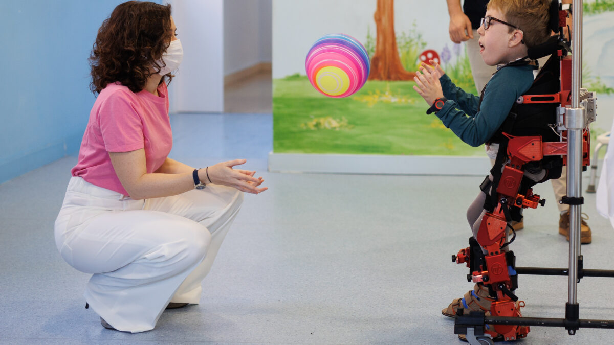 Adolfo juega al balón con Isabel Díaz Ayuso durante la visita de la presidenta al Hospital Infantil Niño Jesús.
