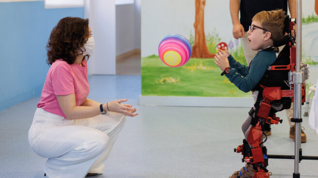 Adolfo juega al balón con Isabel Díaz Ayuso durante la visita de la presidenta al Hospital Infantil Niño Jesús.