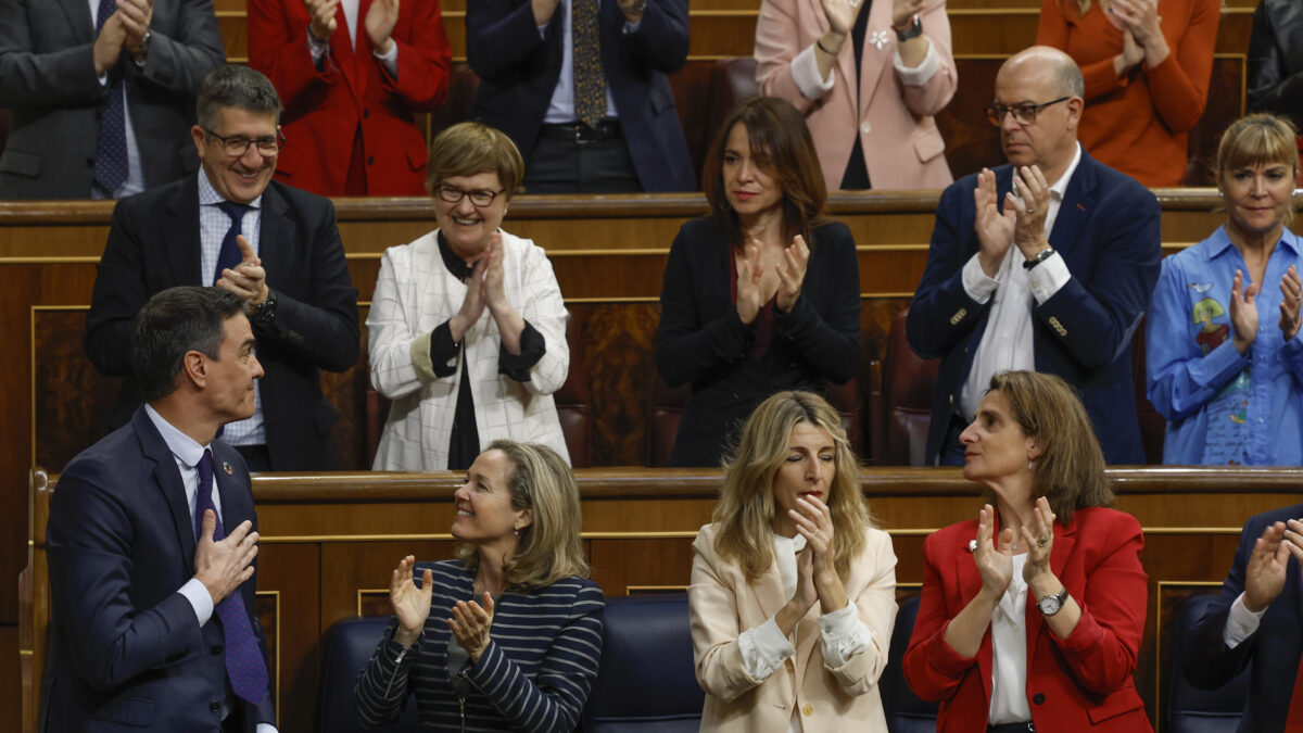 MADRID, 22/03/2023.- El presidente del Gobierno, Pedro Sánchez (i), agradece los aplausos de sus ministros y de los diputados de su partido tras su intervención, durante la segunda y última jornada del debate de la moción de censura que impulsa Vox, con Ramón Tamames de candidato, contra el Gobierno del socialista Pedro Sánchez, este miércoles en el Congreso de los Diputados. EFE/J.J. Guillén