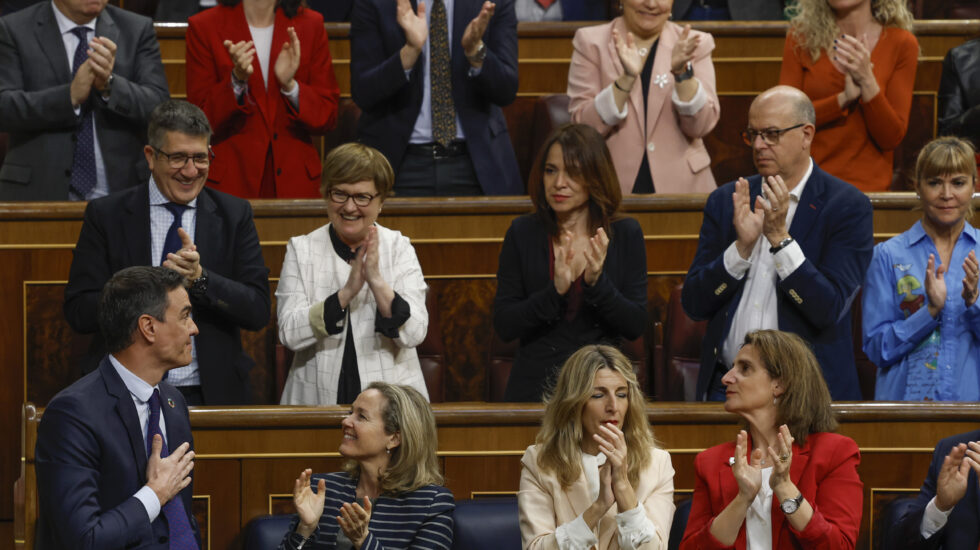 MADRID, 22/03/2023.- El presidente del Gobierno, Pedro Sánchez (i), agradece los aplausos de sus ministros y de los diputados de su partido tras su intervención, durante la segunda y última jornada del debate de la moción de censura que impulsa Vox, con Ramón Tamames de candidato, contra el Gobierno del socialista Pedro Sánchez, este miércoles en el Congreso de los Diputados. EFE/J.J. Guillén