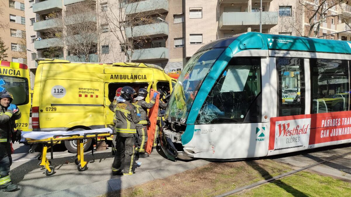 Ambulancia y tranvía parados tras el choque