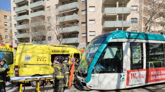 Ocho heridos tras chocar un tranvía y una ambulancia en Barcelona Ambulancia y tranvía parados tras el choque