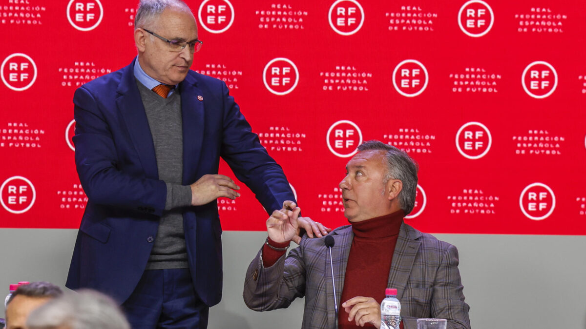 El secretario general de la RFEF, Andreu Camps, junto al presidente del Comité Técnico de Árbitros, Luis Medina Cantalejo.