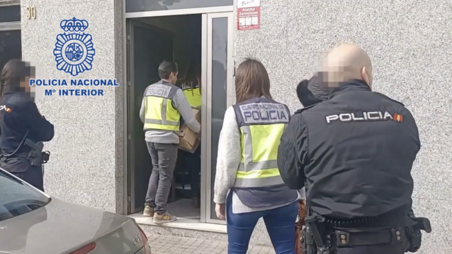 Arrestan a una pareja de Elche por crear agencias de modelos para explotar sexualmente de 120 mujeres La policía arrestando a la pareja de Elche