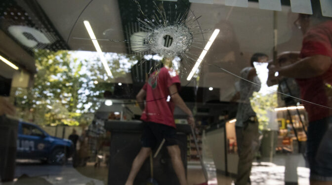 Narcos, policías corruptos, sicarios y barras bravas: ¿quién está detrás de las amenazas a Messi en Rosario?