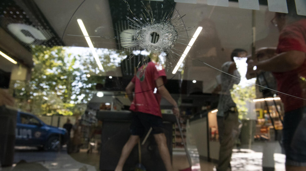 Vista de los impactos de bala en el supermercado de la familia de Antonela Roccuzzo, que fue atacado a tiros por dos personas cerca de las 3 de la madrugada, en Rosario