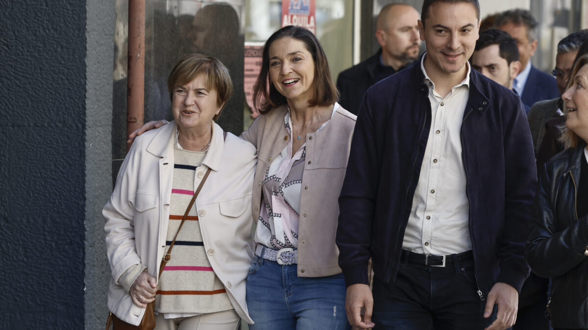 Reyes Maroto -centro- y Juan Lobato llegan al Comité Federal del PSOE.