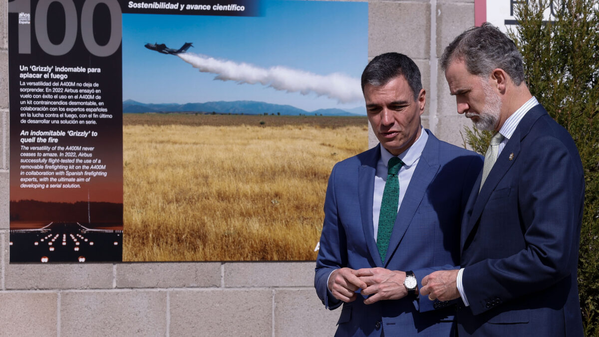 GETAFE (MADRID), 13/03/2023.- El rey Felipe VI conversa con el presidente del Gobierno, Pedro Sánchez (i), mientras preside el acto conmemorativo por el centenario de la empresa Construcciones Aeronáuticas S.A. (CASA) y de la planta de Getafe, este lunes, en la localidad madrileña. EFE/ Chema Moya