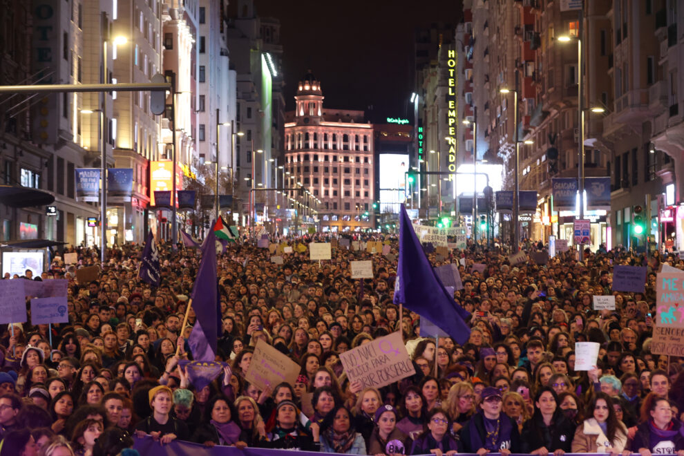 Miles de personas se manifiestan este miércoles por la Gran Vía madrileña con motivo del Día Internacional de la Mujer.