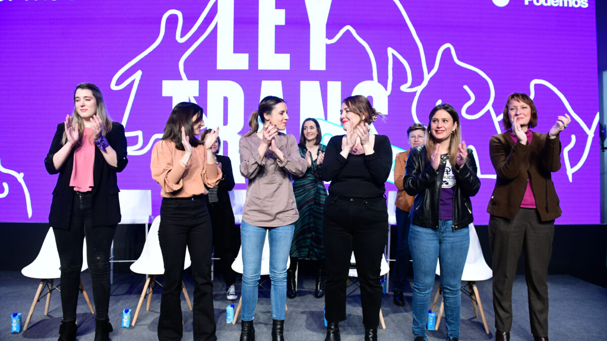 Las dirigentes de Podemos y ministras de Igualdad, Irene Montero (3i), y Derechos Sociales, Ione Belarra (2i), entre otras, participan en un encuentro feminista con motivo del Día de la Mujer