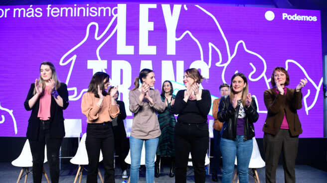 Vergonzoso espectáculo Las dirigentes de Podemos y ministras de Igualdad, Irene Montero (3i), y Derechos Sociales, Ione Belarra (2i), entre otras, participan en un encuentro feminista con motivo del Día de la Mujer