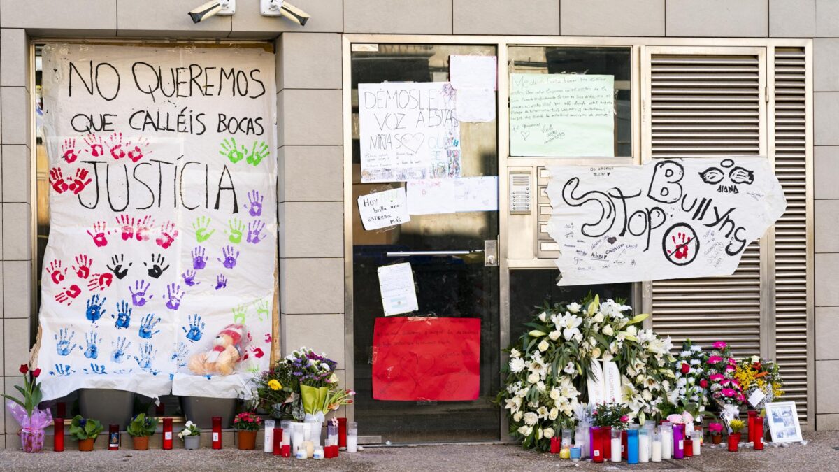 Velas, flores y pancartas en el domicilio de la menor de 12 años que el pasado martes se suicidó saltando por el balcón de su casa en Sallent