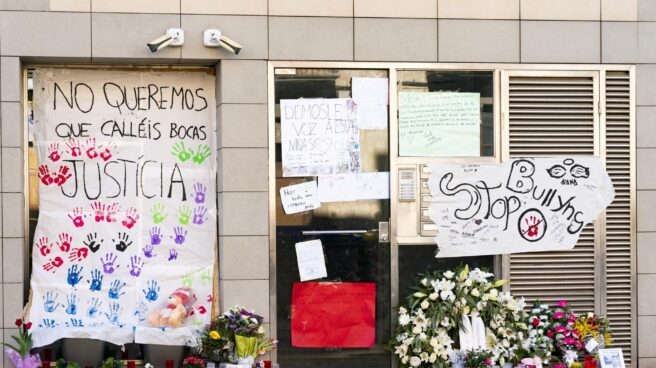 Mossos apuntan a causas multifactoriales en suicidio de la menor de Sallent Velas, flores y pancartas en el domicilio de la menor de 12 años que el pasado martes se suicidó saltando por el balcón de su casa en Sallent