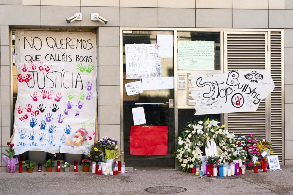 Velas, flores y pancartas en el domicilio de la menor de 12 años que el pasado martes se suicidó saltando por el balcón de su casa en Sallent