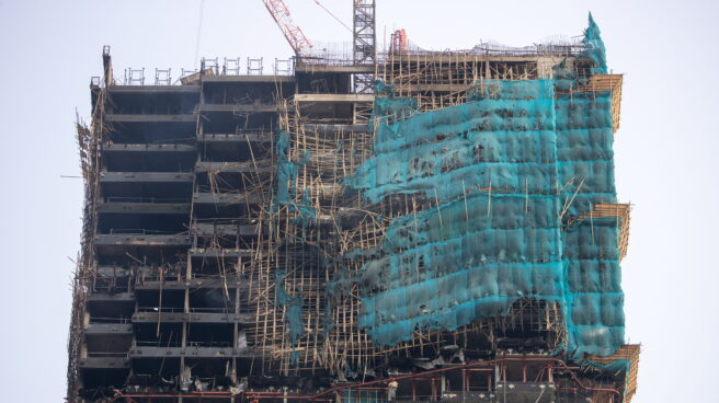 Al menos dos heridos y 100 personas evacuadas por un incendio en un rascacielos en obras de Hong Kong Humo sale de un edificio en construcción afectado por un incendio en el distrito de Tsim Sea Tsui