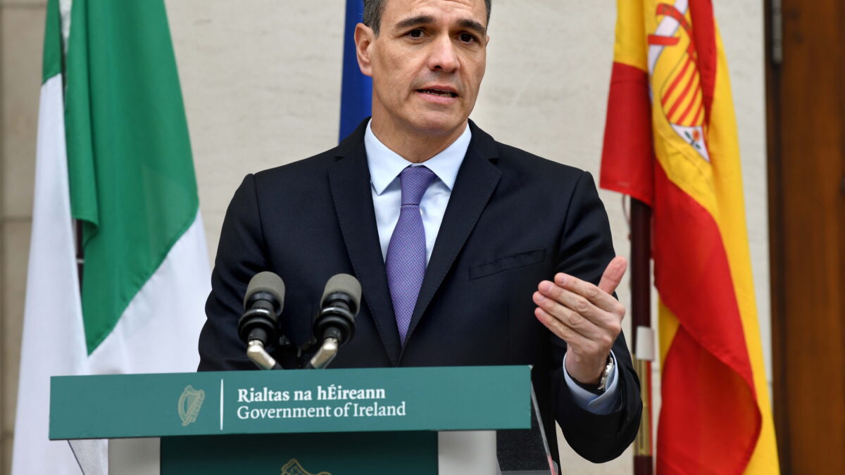 El Primer Ministro español, Pedro Sánchez, habla con los medios de comunicación durante su visita para reunirse con el jefe de gobierno del Taoiseach de Irlanda