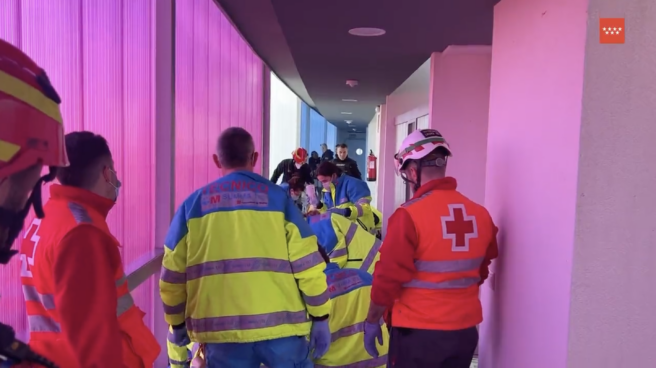 Dos jóvenes de 16 y 19 años heridos de gravedad tras caer desde 6 metros al romperse una pared de cristal Los servicios de emergencia atienden a los heridos tras el accidente
