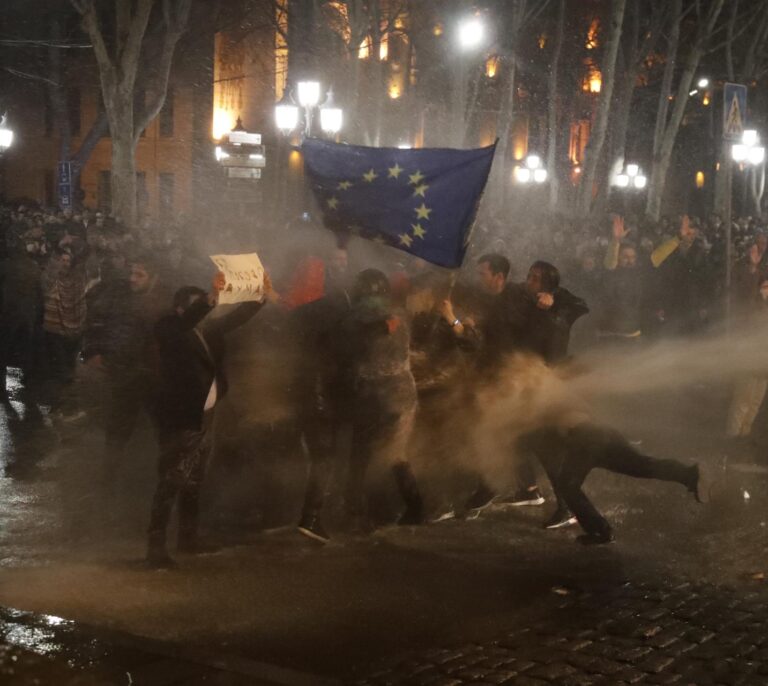 Cañones de agua contra la bandera de Europa: ¿qué está pasando en Georgia?