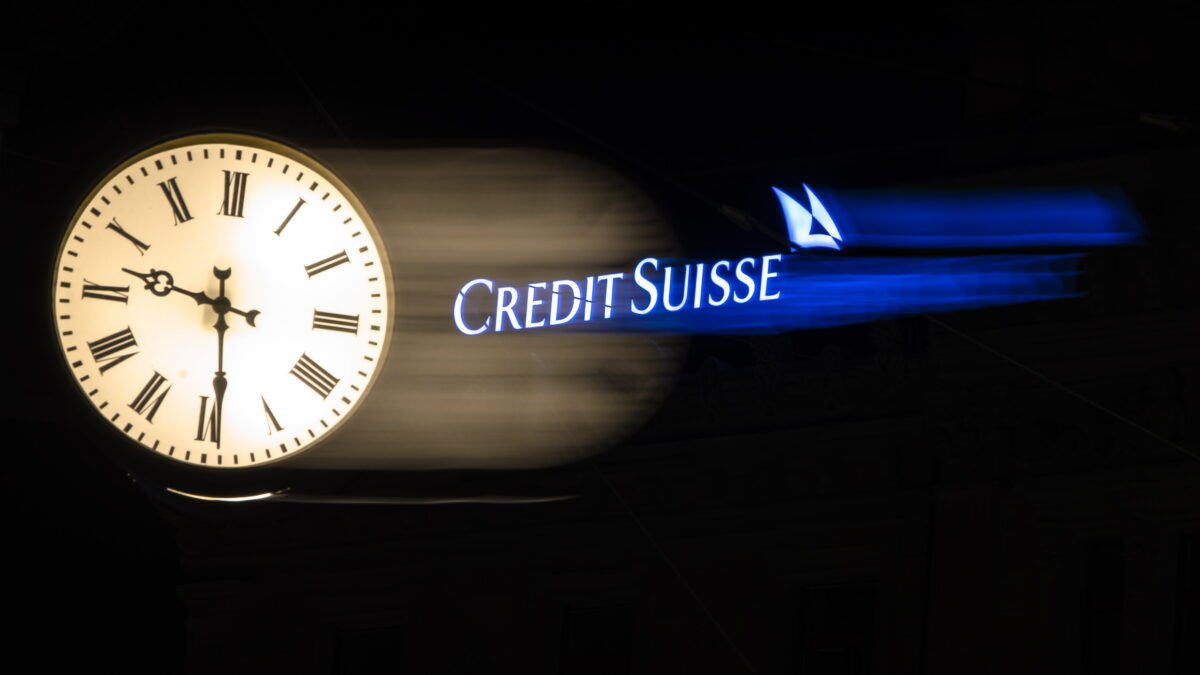 Logo iluminado de Credit Suisse Bank en Zurich.