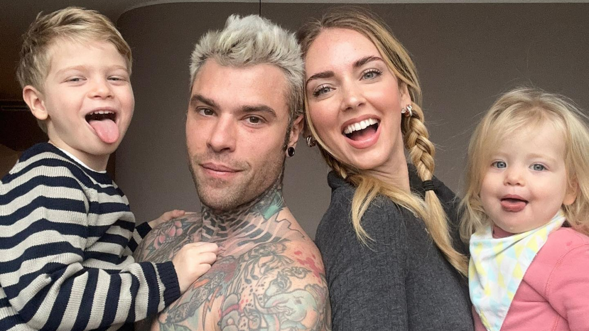 Chiara Ferrgani con Fedez y sus dos hijos