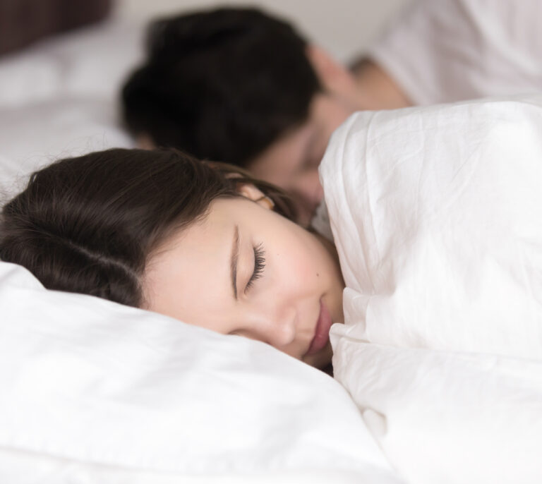 ¿Por qué te despiertas mucho por la noche pero te duermes profundamente viendo la televisión?
