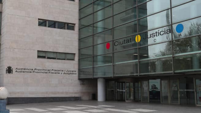 Fachada de la Ciudad de la Justicia de Valencia. Fachada de la Ciudad de la Justicia de Valencia.