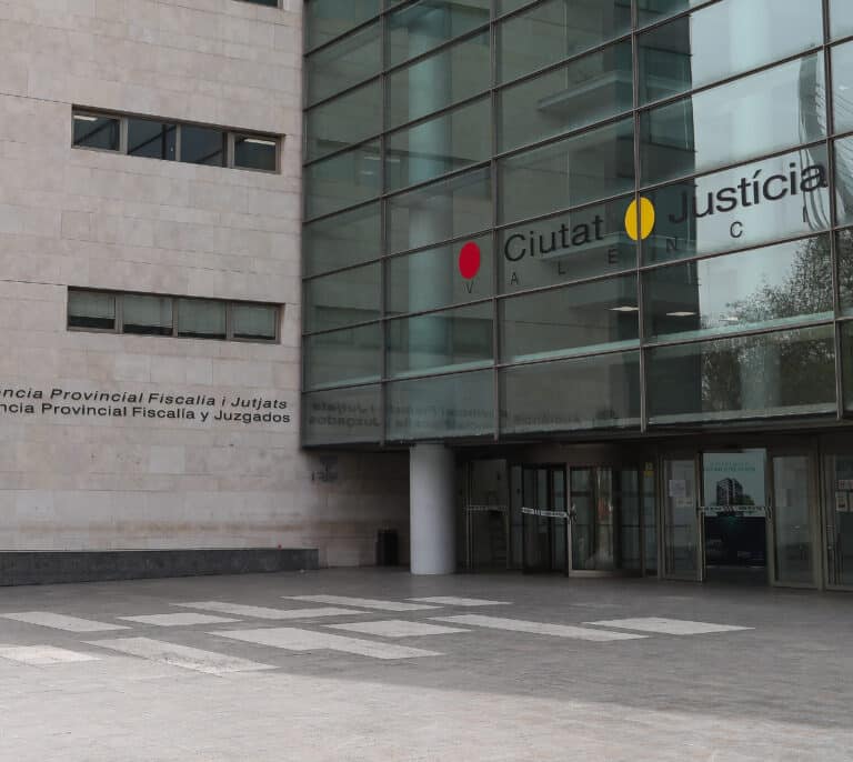 Dos padres, detenidos por apuñalar al presunto asesino de su hijo a la salida de los juzgados en Valencia