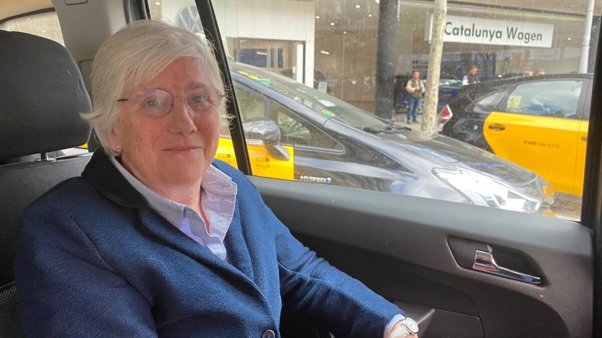 Clara Ponsatí, dentro del coche con el que ha regresado a Barcelona.