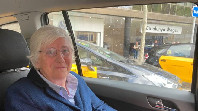 Clara Ponsatí, dentro del coche con el que ha regresado a Barcelona.