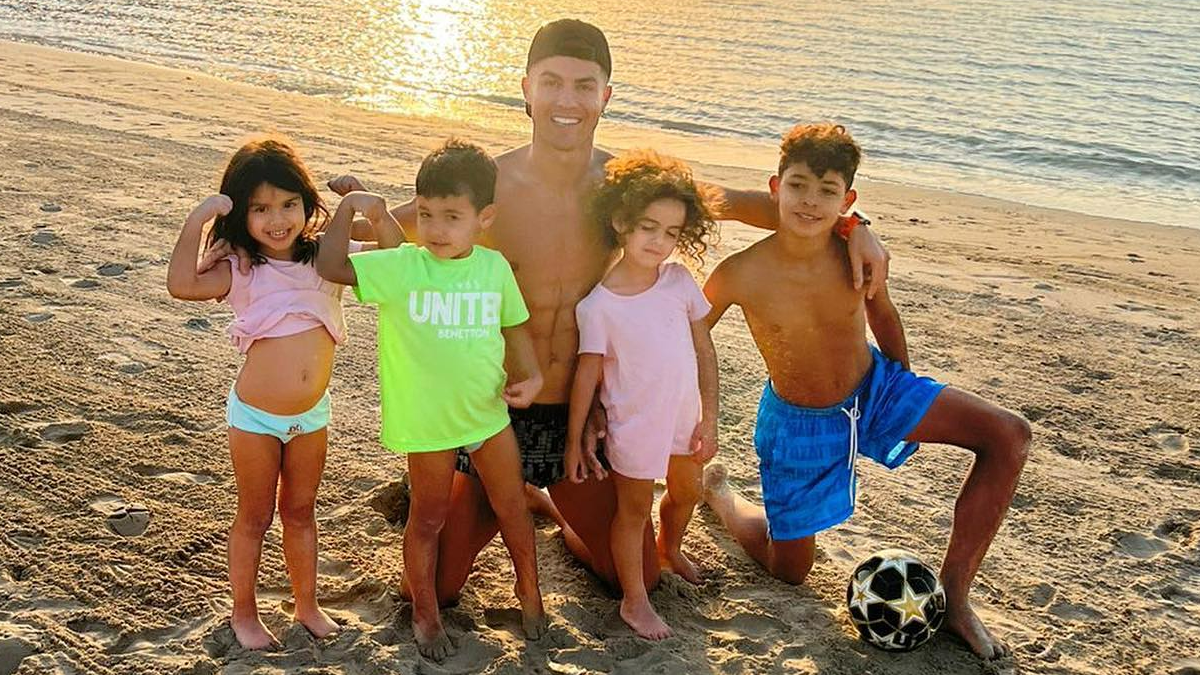 Cristiano Ronaldo con sus cuatro hijos mayores, Cristiano Junior, Mateo, Eva y Alana Martina