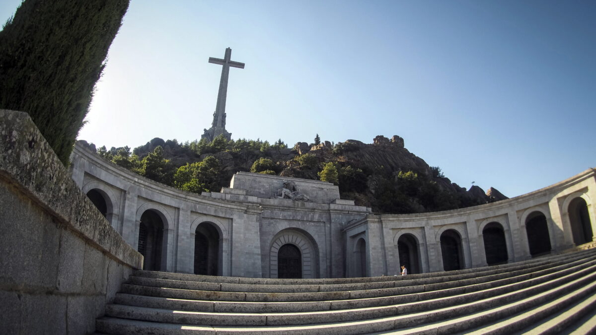 Vista de la fachada principal de la basílica del Valle de los Caídos, con la cruz al fondo, conjunto monumental construido entre 1940 y 1958.