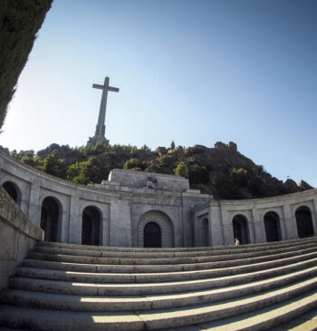 La cruz, los monjes y el culto se mantendrán en el Valle [...]