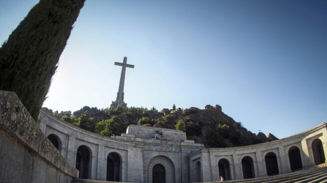 Vista de la fachada principal de la basílica del Valle de los Caídos, con la cruz al fondo, conjunto monumental construido entre 1940 y 1958.