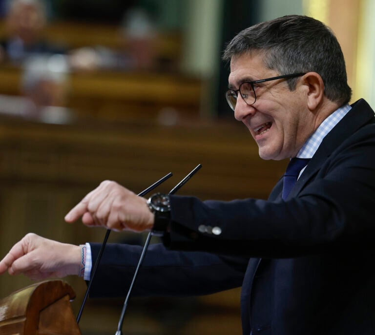 El PSOE acusa a Tamames de "endulzar el veneno de Vox" y no representar ya la Transición