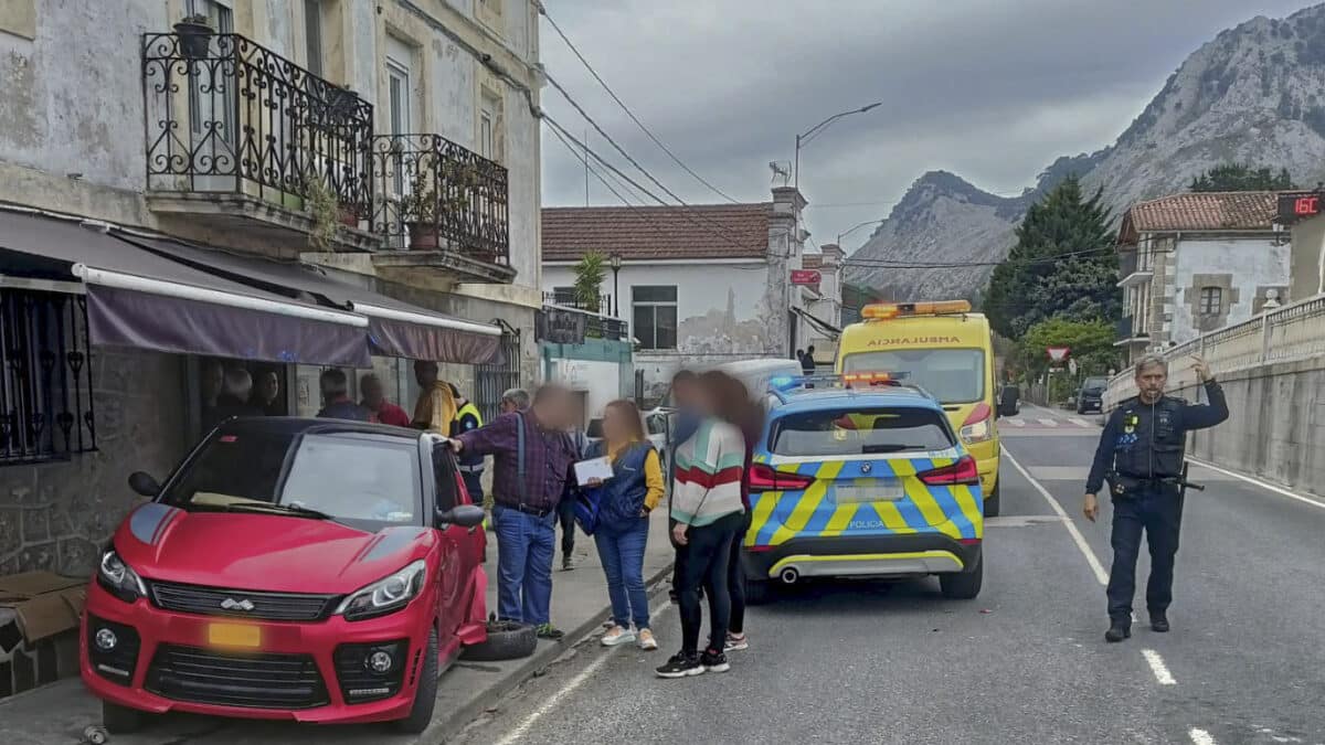 Un conductor de 45 años, que cuadruplicaba la tasa de alcohol permitida, ha colisionado contra dos vehículos detenidos junto a un bar de Santullán, en Castro Urdiales