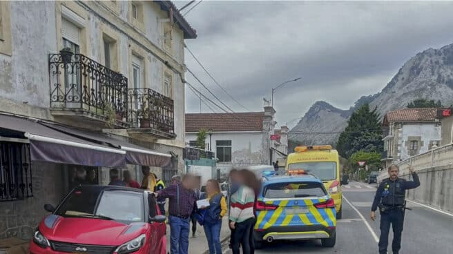 Un conductor de 45 años, que cuadruplicaba la tasa de alcohol permitida, ha colisionado contra dos vehículos detenidos junto a un bar de Santullán, en Castro Urdiales