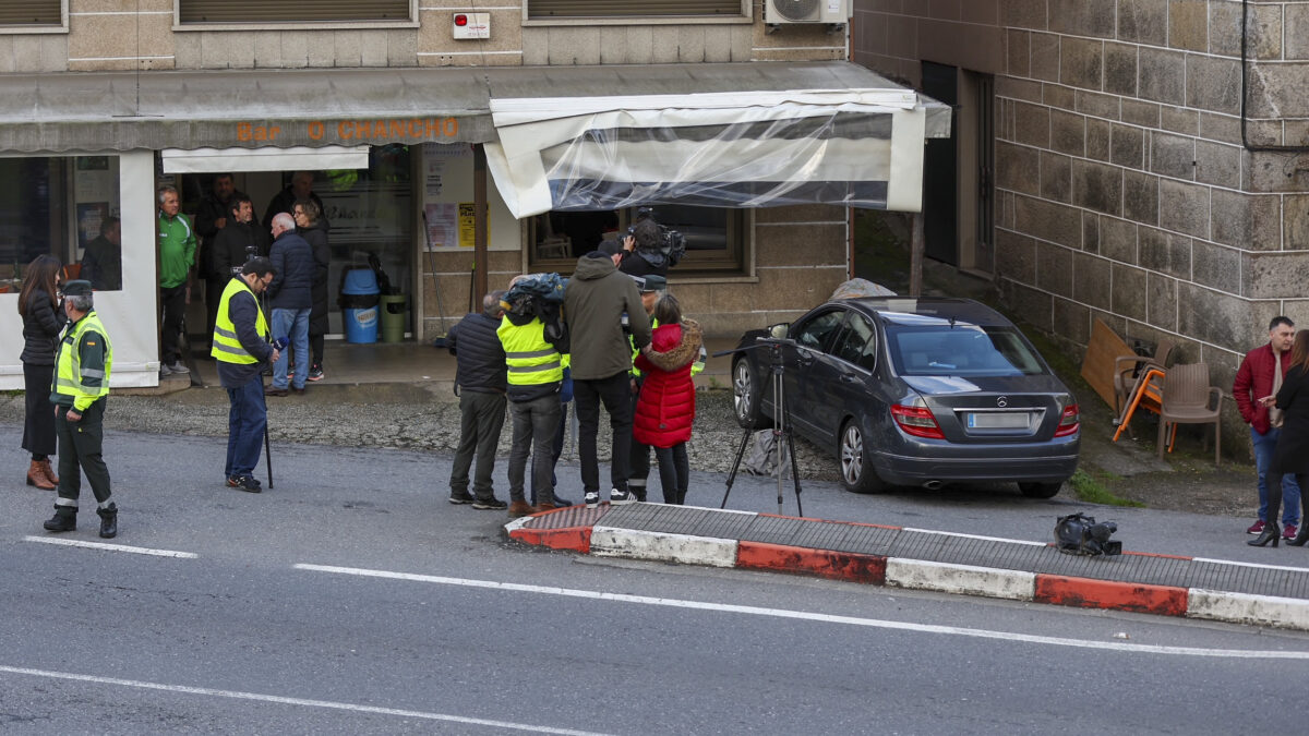 Vista del lugar en el que el conductor de un turismo ha atropellado este viernes a cuatro personas que estaban sentadas en la terraza de un establecimiento en Vilaboa (Pontevedra).