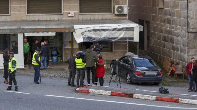 Vista del lugar en el que el conductor de un turismo ha atropellado este viernes a cuatro personas que estaban sentadas en la terraza de un establecimiento en Vilaboa (Pontevedra).